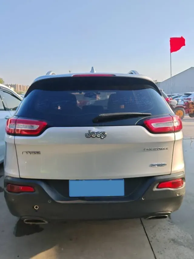 2016 Jeep Cherokee 2.4L 175HP L4 9AT,autocango,china used car exporter,china ev exporter,chinese used car exporter,chinese used ev exporter