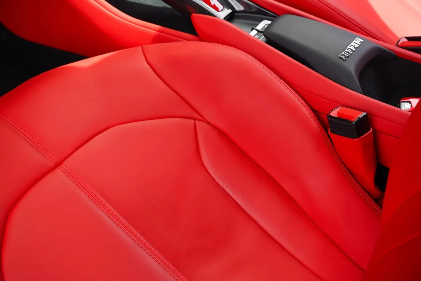 2019 Aston Martin DB11 5.2T 639HP V12 8AT,autocango,china used car exporter,china ev exporter,chinese used car exporter,chinese used ev exporter