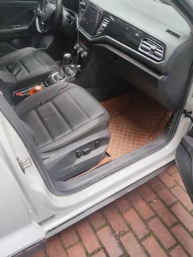 2022 Volkswagen T-Roc 1.4T 150HP L4 7DCT,autocango,china used car exporter,china ev exporter,chinese used car exporter,chinese used ev exporter