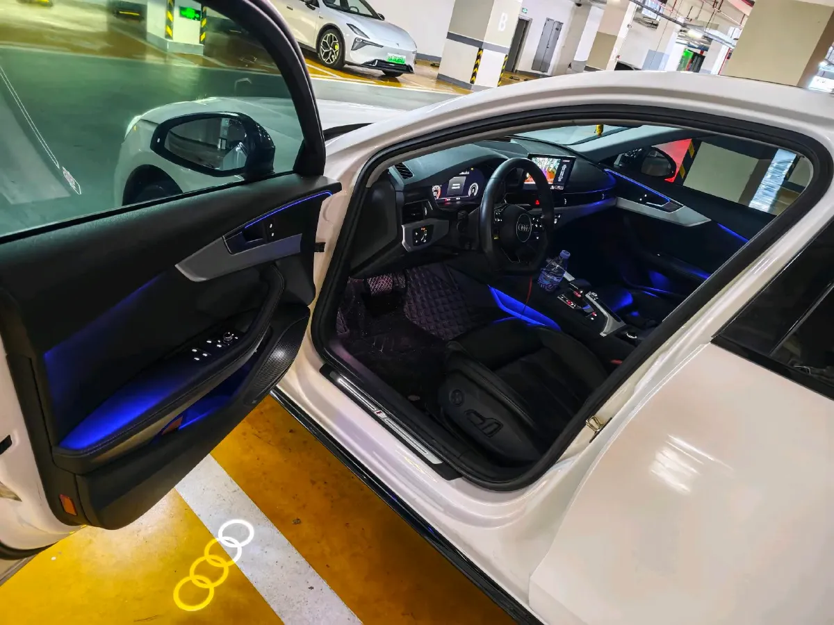 2022 Audi A4L 2.0T 190HP L4 7DCT,autocango,china used car exporter,china ev exporter,chinese used car exporter,chinese used ev exporter