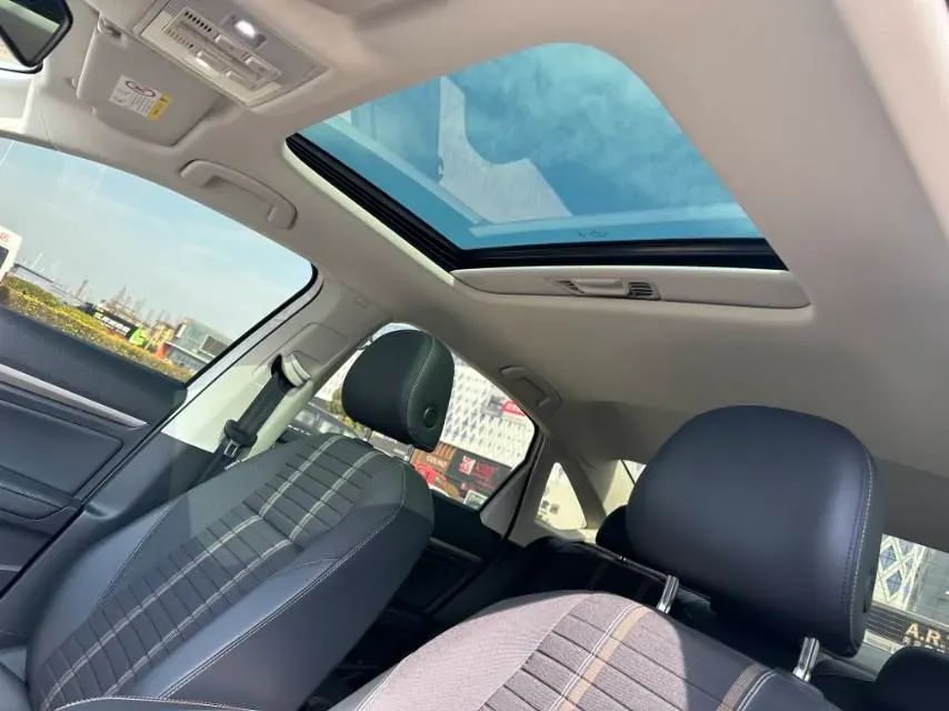 2022 Volkswagen T-Roc 1.4T 150HP L4 7DCT,autocango,china used car exporter,china ev exporter,chinese used car exporter,chinese used ev exporter