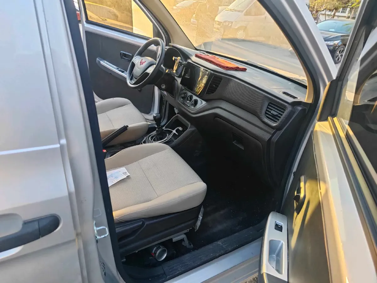 2021 WuLing HongGuang V 1.5L 99HP L4 6MT,autocango,china used car exporter,china ev exporter,chinese used car exporter,chinese used ev exporter
