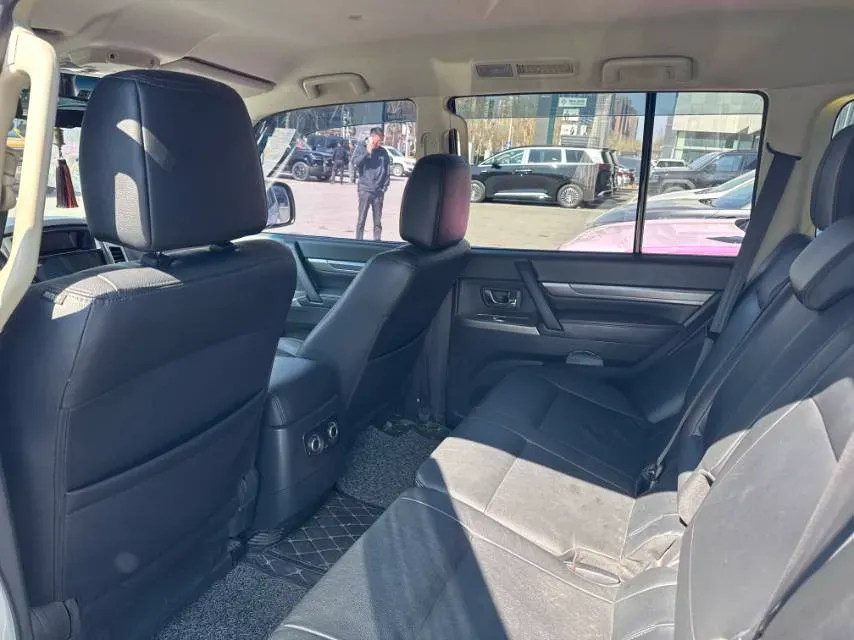 2020 Mitsubishi Pajero 3.0L 174HP V6 5AT,autocango,china used car exporter,china ev exporter,chinese used car exporter,chinese used ev exporter