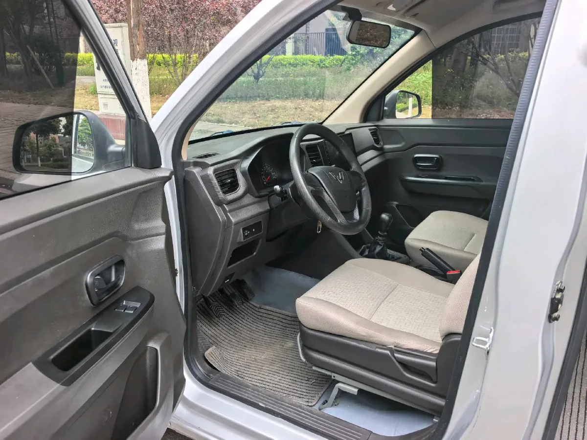 2019 WuLing HongGuang V 1.5L 99HP L4 6MT,autocango,china used car exporter,china ev exporter,chinese used car exporter,chinese used ev exporter