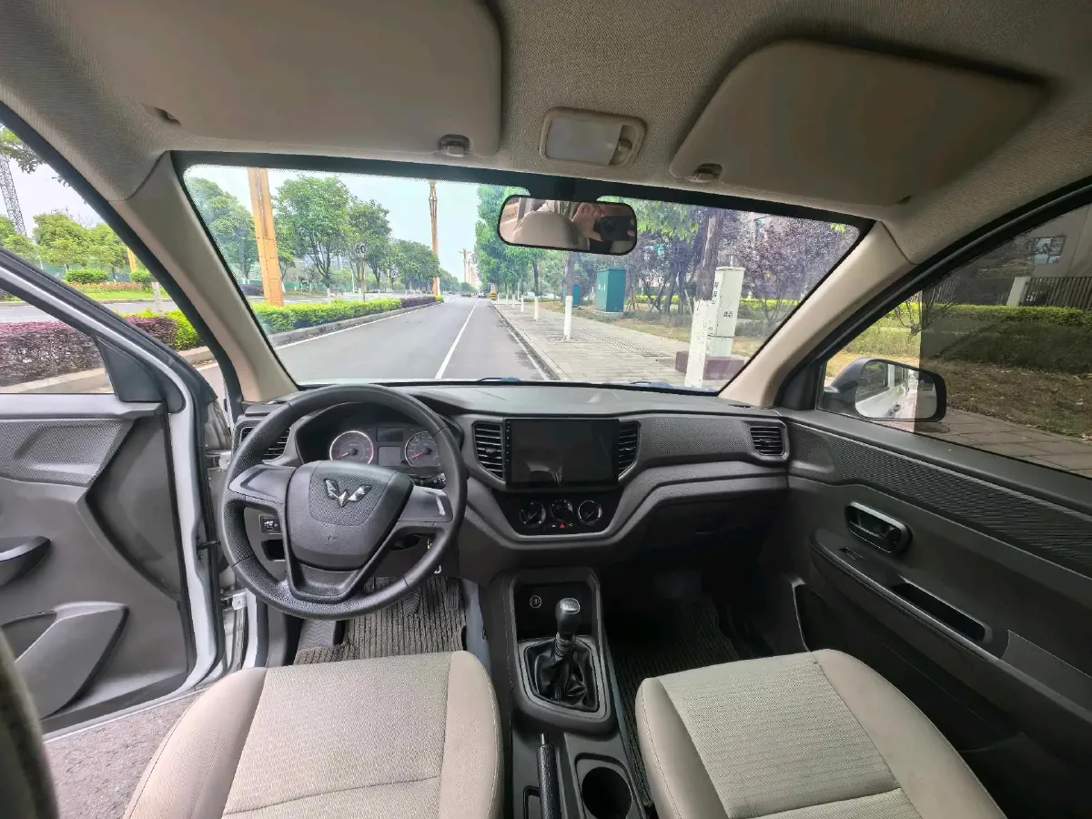 2019 WuLing HongGuang V 1.5L 99HP L4 6MT,autocango,china used car exporter,china ev exporter,chinese used car exporter,chinese used ev exporter