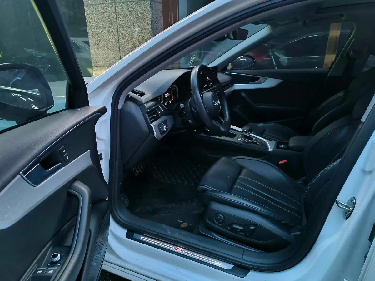 2022 Audi A4L 2.0T 190HP L4 7DCT,autocango,china used car exporter,china ev exporter,chinese used car exporter,chinese used ev exporter