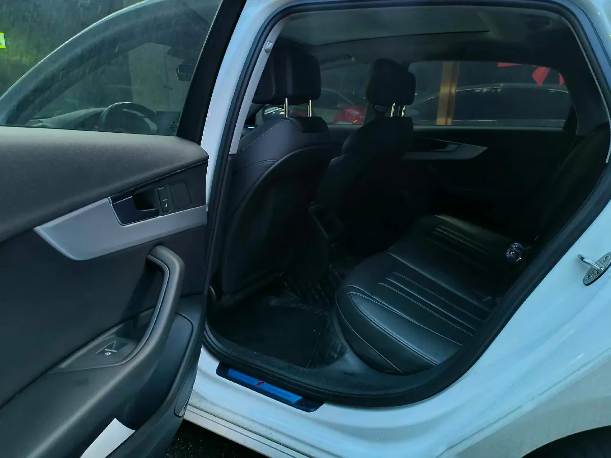 2022 Audi A4L 2.0T 190HP L4 7DCT,autocango,china used car exporter,china ev exporter,chinese used car exporter,chinese used ev exporter