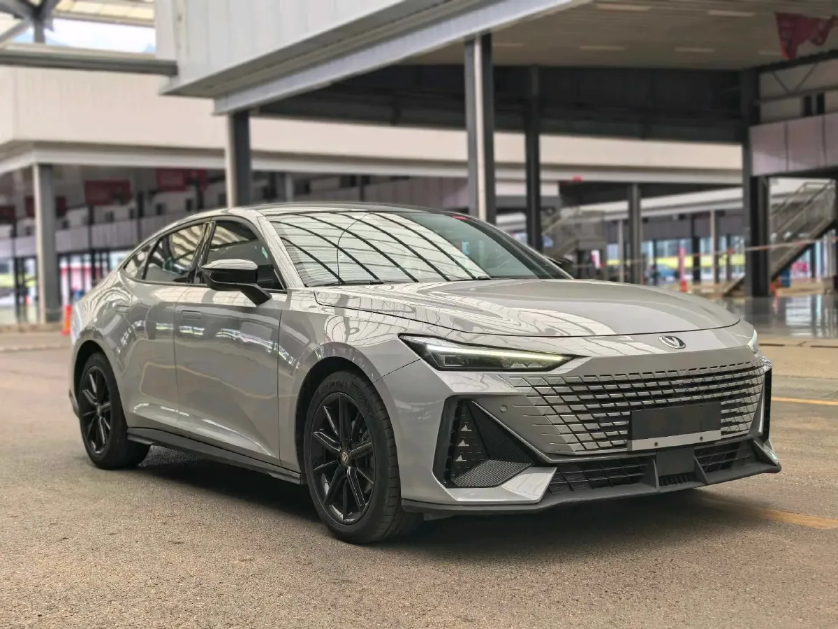 2022 ChangAn UNI-V 1.5T 188HP L4 7DCT,autocango,china used car exporter,china ev exporter,chinese used car exporter,chinese used ev exporter