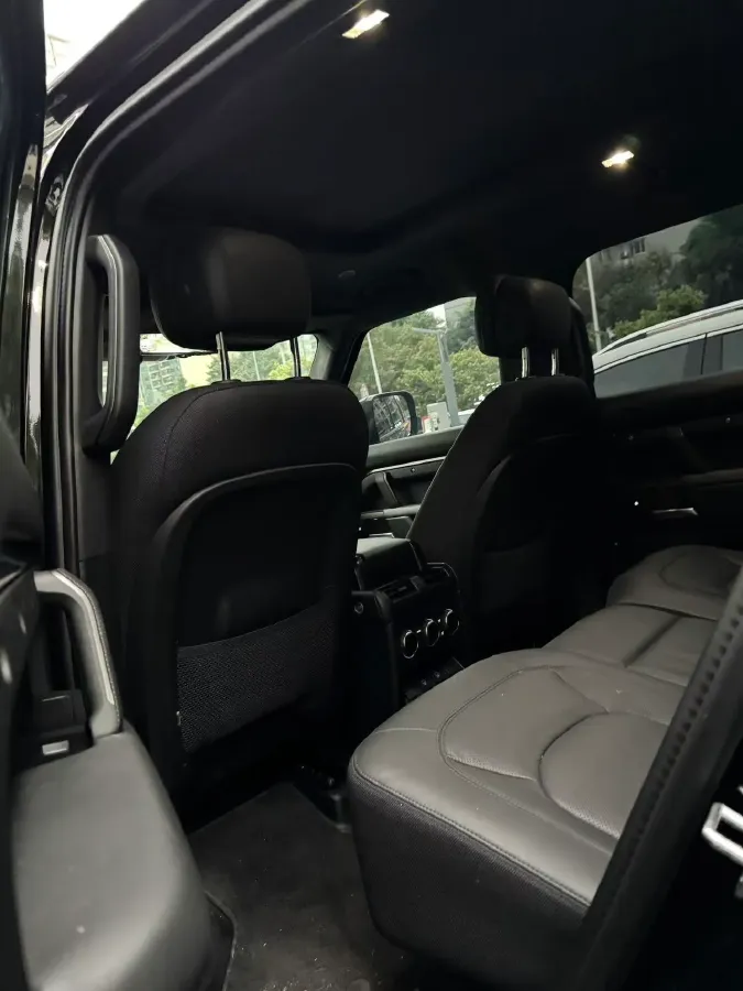 2025 Land Rover Defender 3.0T 400HP L6 8AT,autocango,china used car exporter,china ev exporter,chinese used car exporter,chinese used ev exporter