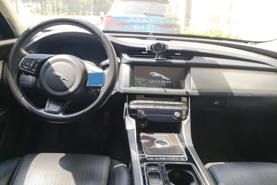 2018 Jaguar XF 2.0T 250HP L4 8AT,autocango,china used car exporter,china ev exporter,chinese used car exporter,chinese used ev exporter