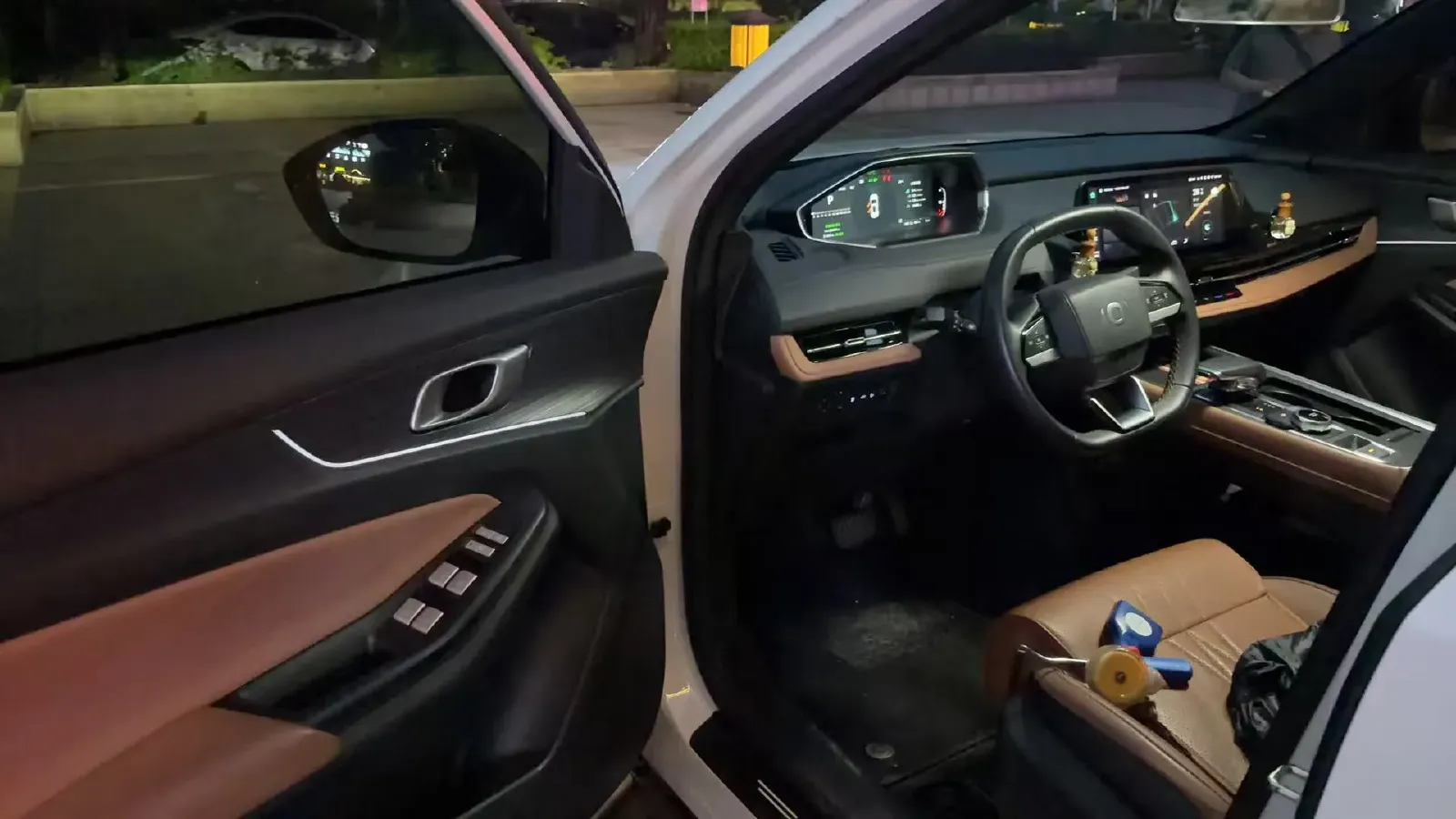 2023 Venucia VX6 BEV 62KWH,autocango,china used car exporter,china ev exporter,chinese used car exporter,chinese used ev exporter