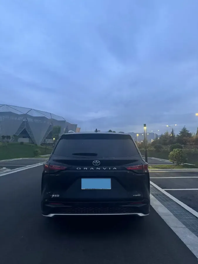 2023 Toyota Granvia 2.5L 189HP L4 E-CVT Hybrid,autocango,china used car exporter,china ev exporter,chinese used car exporter,chinese used ev exporter