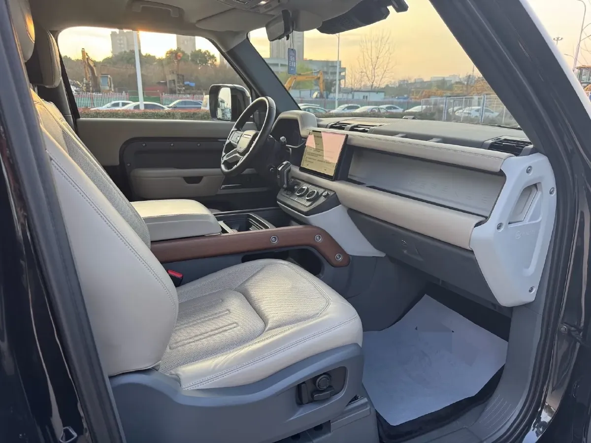 2022 Land Rover Defender 2.0T 300HP L4 8AT,autocango,china used car exporter,china ev exporter,chinese used car exporter,chinese used ev exporter