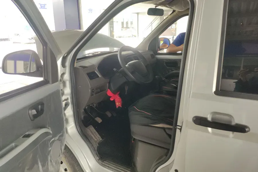 2023 WuLing RongGuang S 1.5L 102HP L4 5MT,autocango,china used car exporter,china ev exporter,chinese used car exporter,chinese used ev exporter