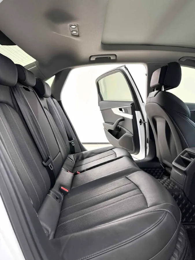 2022 Audi A4L 2.0T 190HP L4 7DCT,autocango,china used car exporter,china ev exporter,chinese used car exporter,chinese used ev exporter