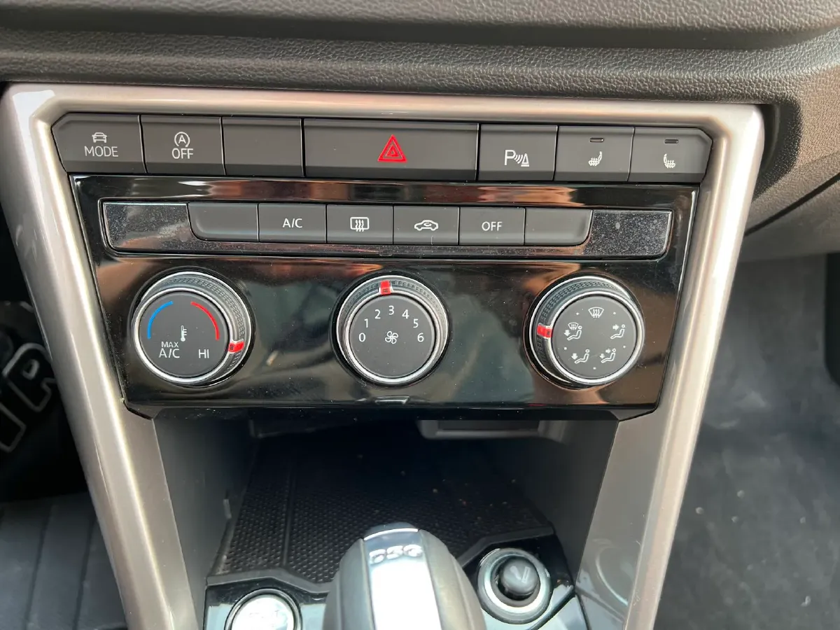 2021 Volkswagen T-Roc 1.4T 150HP L4 7DCT,autocango,china used car exporter,china ev exporter,chinese used car exporter,chinese used ev exporter