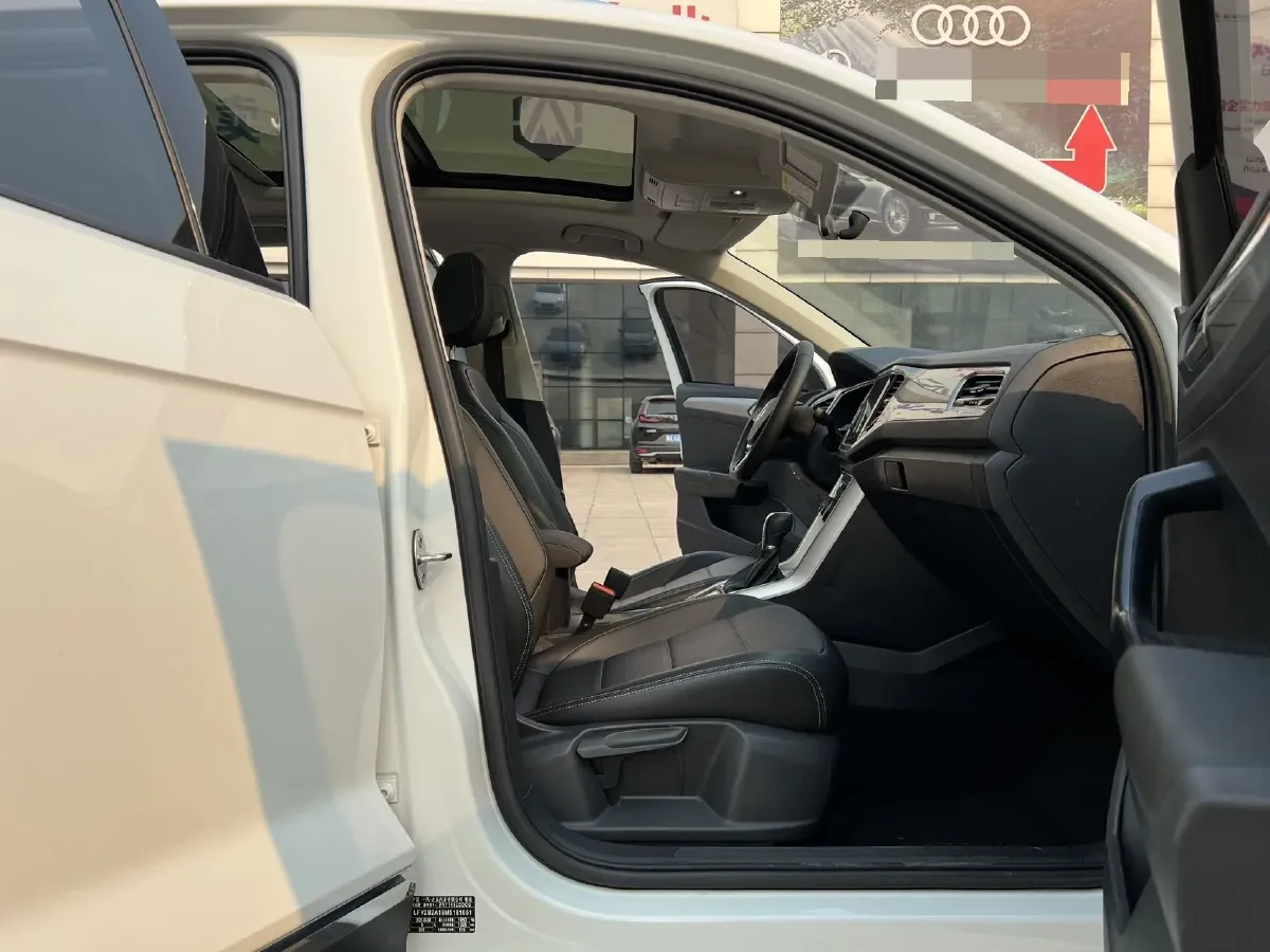 2021 Volkswagen T-Roc 1.4T 150HP L4 7DCT,autocango,china used car exporter,china ev exporter,chinese used car exporter,chinese used ev exporter