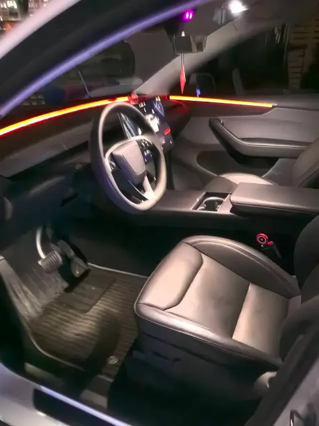 2025 Tesla Model Y BEV 62.5KWH,autocango,china used car exporter,china ev exporter,chinese used car exporter,chinese used ev exporter