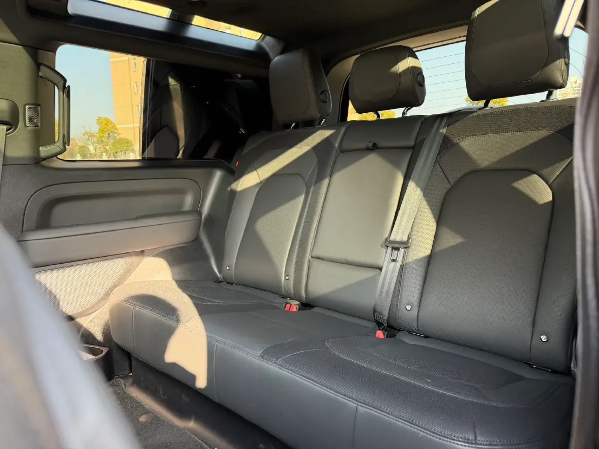 2023 Land Rover Defender 2.0T 300HP L4 8AT,autocango,china used car exporter,china ev exporter,chinese used car exporter,chinese used ev exporter