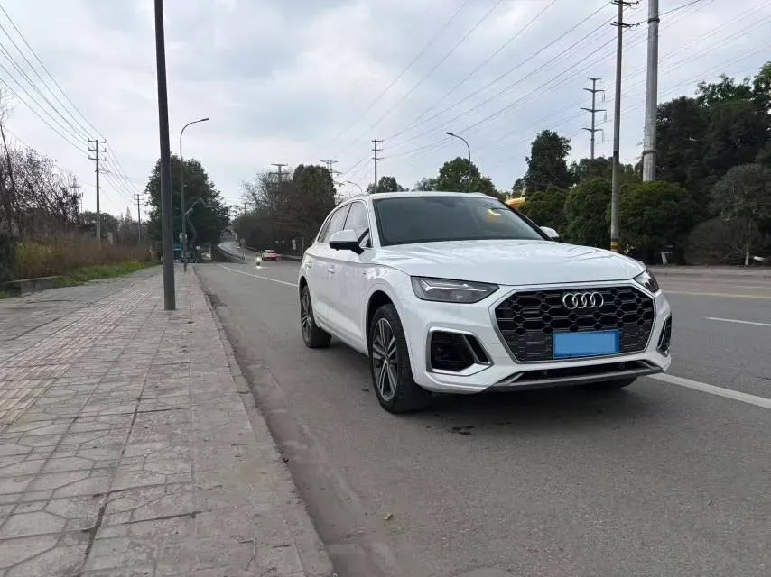 2022 Audi Q5L 2.0T 190HP L4 7DCT,autocango,china used car exporter,china ev exporter,chinese used car exporter,chinese used ev exporter