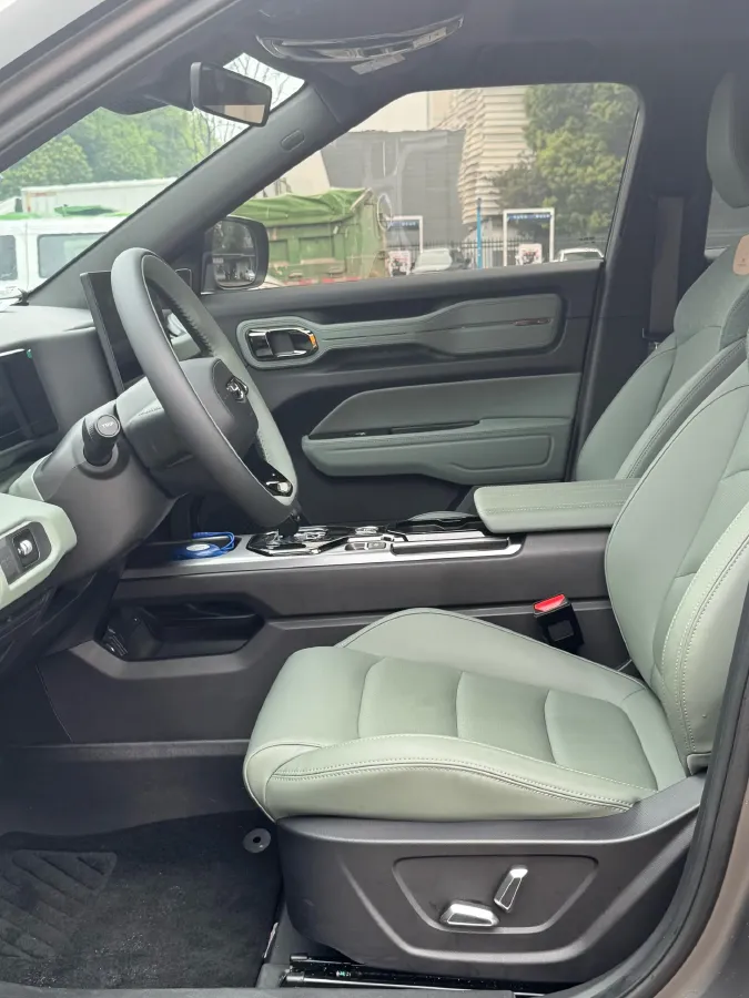 2025 Geely Cowboy 1.5T 181HP L4 7DCT,autocango,china used car exporter,china ev exporter,chinese used car exporter,chinese used ev exporter