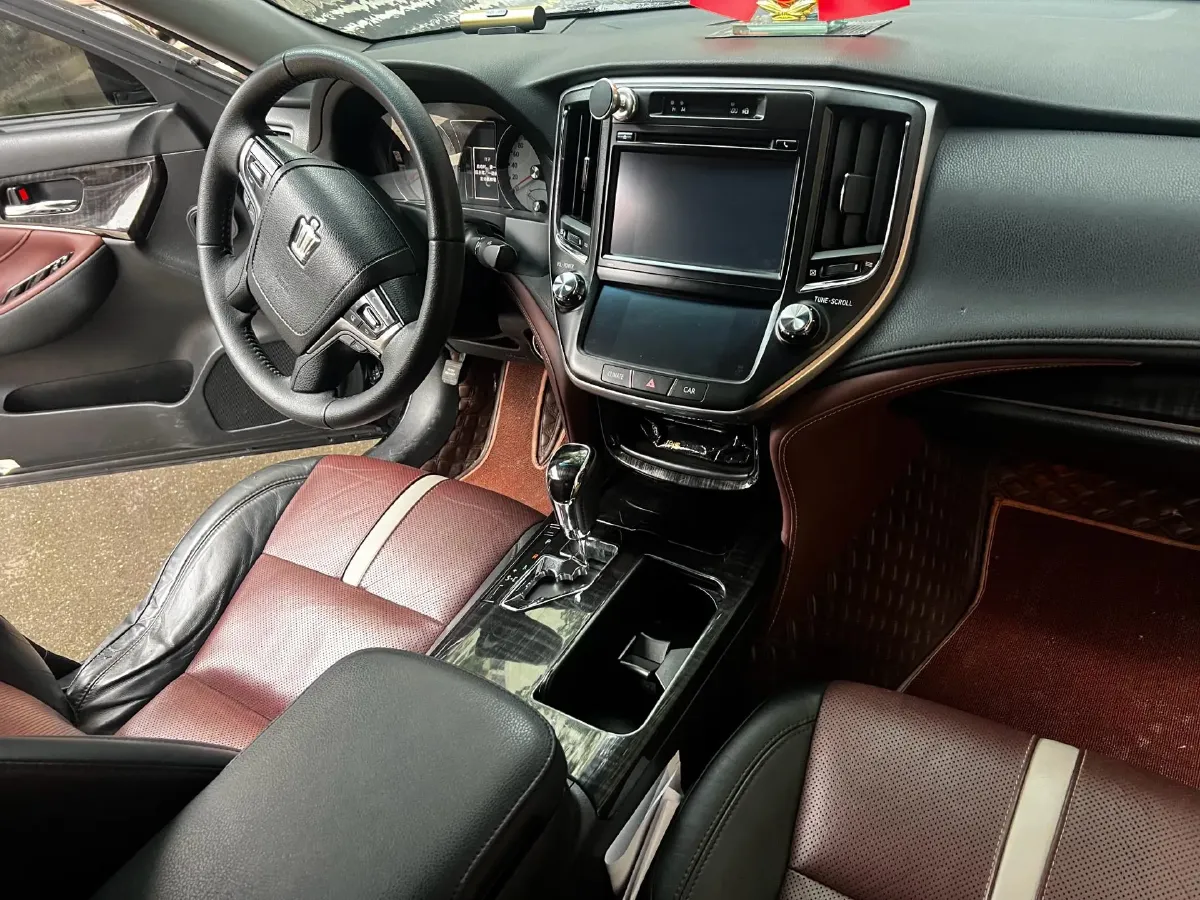 2017 Toyota Crown 2.0T 235HP L4 8AT,autocango,china used car exporter,china ev exporter,chinese used car exporter,chinese used ev exporter