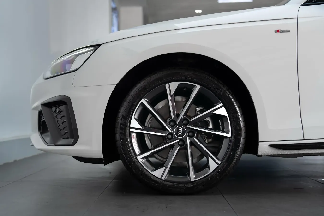 2023 Audi A4L 2.0T 190HP L4 7DCT,autocango,china used car exporter,china ev exporter,chinese used car exporter,chinese used ev exporter