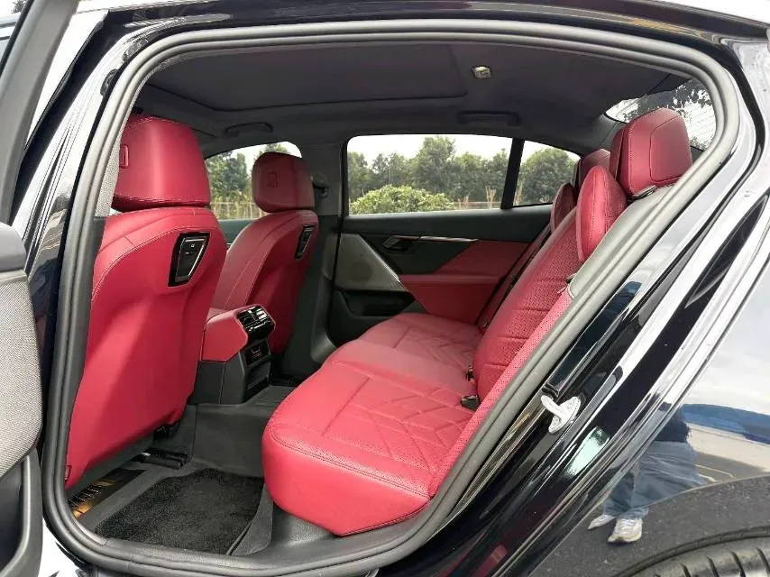 2025 BMW 5 Series 2.0T 190HP L4 8AT,autocango,china used car exporter,china ev exporter,chinese used car exporter,chinese used ev exporter