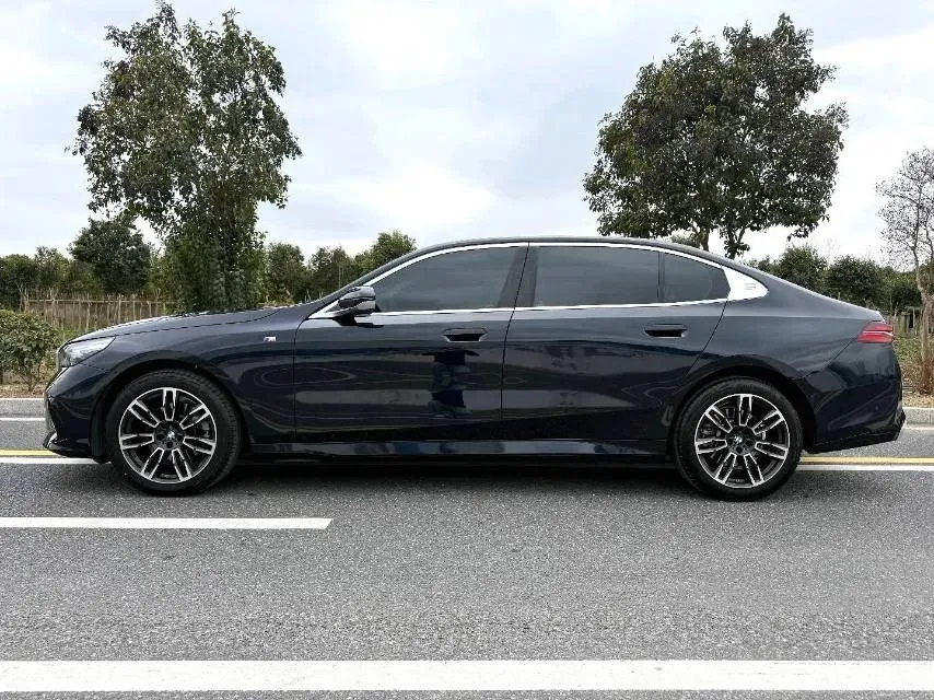2025 BMW 5 Series 2.0T 190HP L4 8AT,autocango,china used car exporter,china ev exporter,chinese used car exporter,chinese used ev exporter