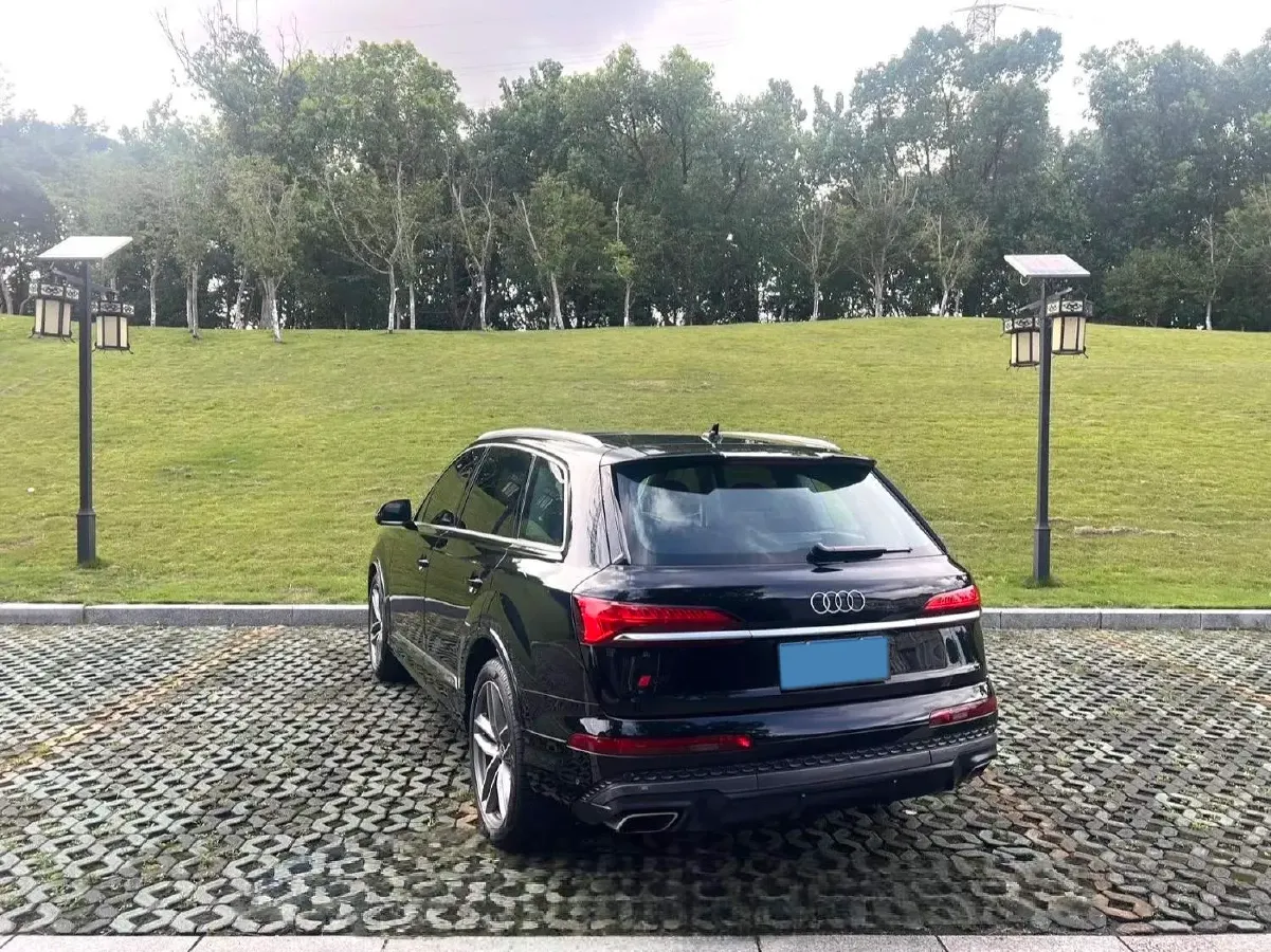 2024 Audi Q7 2.0T 265HP L4 8AT,autocango,china used car exporter,china ev exporter,chinese used car exporter,chinese used ev exporter