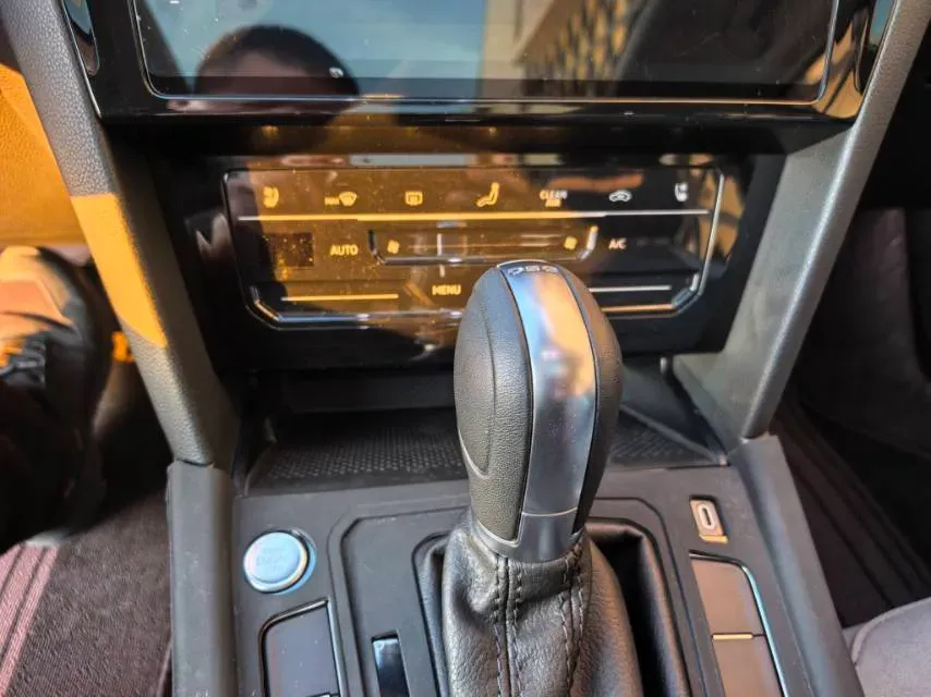 2025 Volkswagen Magotan 2.0T 186HP L4 7DCT,autocango,china used car exporter,china ev exporter,chinese used car exporter,chinese used ev exporter