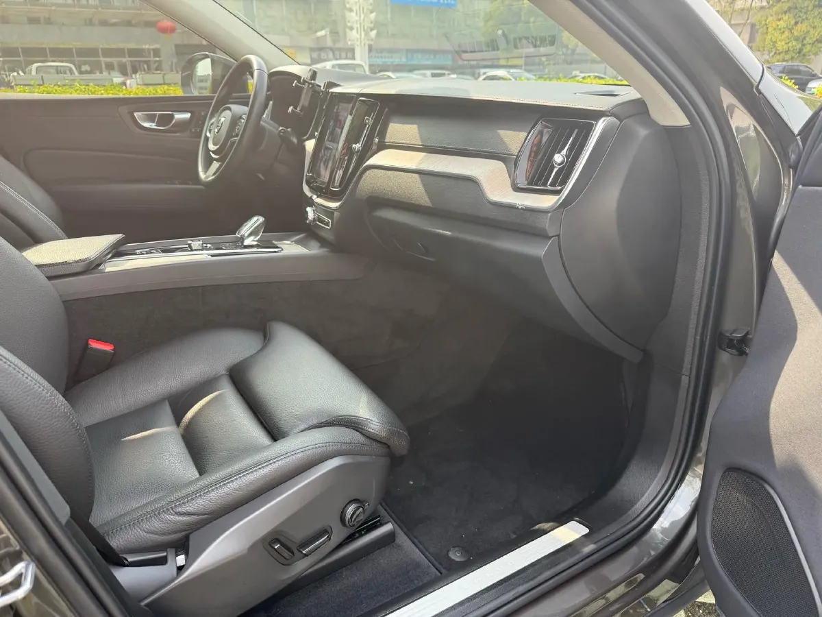 2022 Volvo XC60 2.0T 250HP L4 8AT,autocango,china used car exporter,china ev exporter,chinese used car exporter,chinese used ev exporter