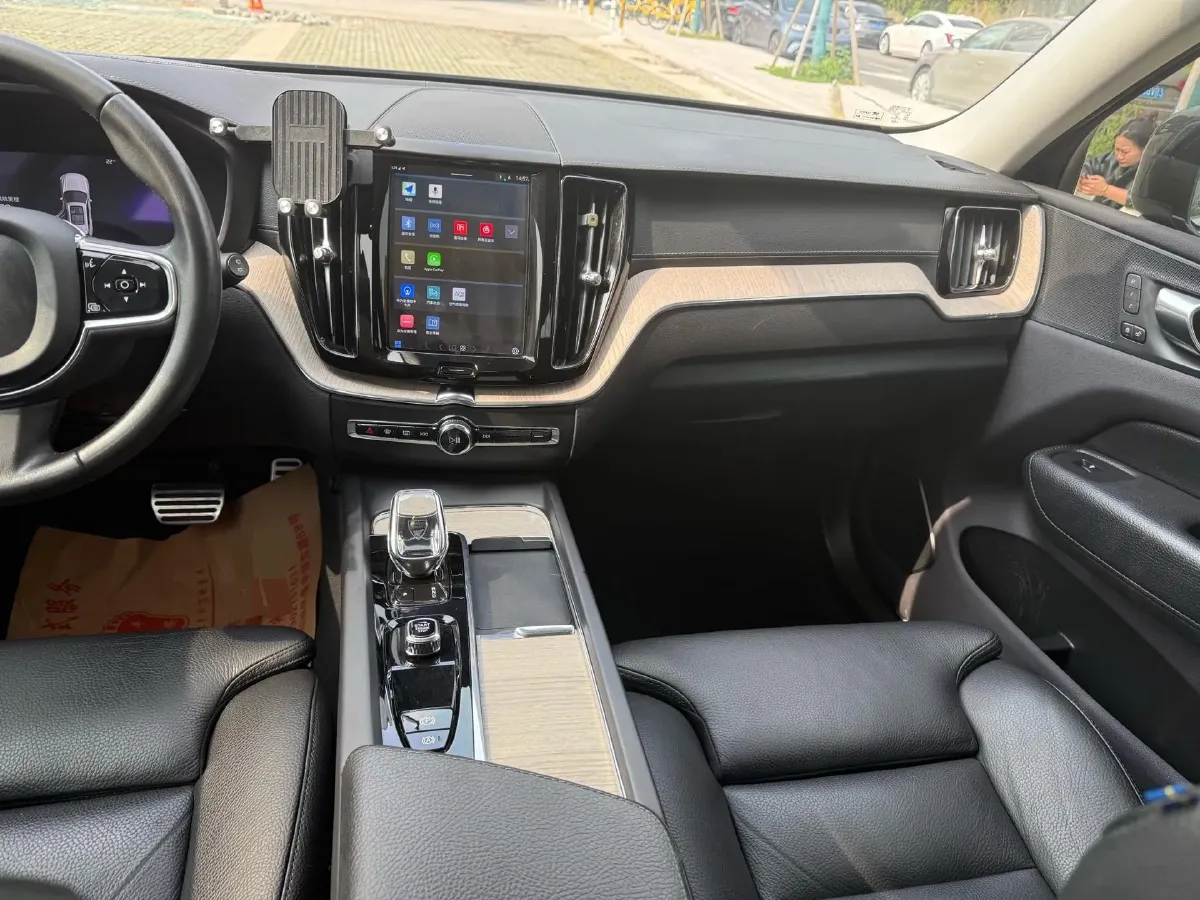 2022 Volvo XC60 2.0T 250HP L4 8AT,autocango,china used car exporter,china ev exporter,chinese used car exporter,chinese used ev exporter