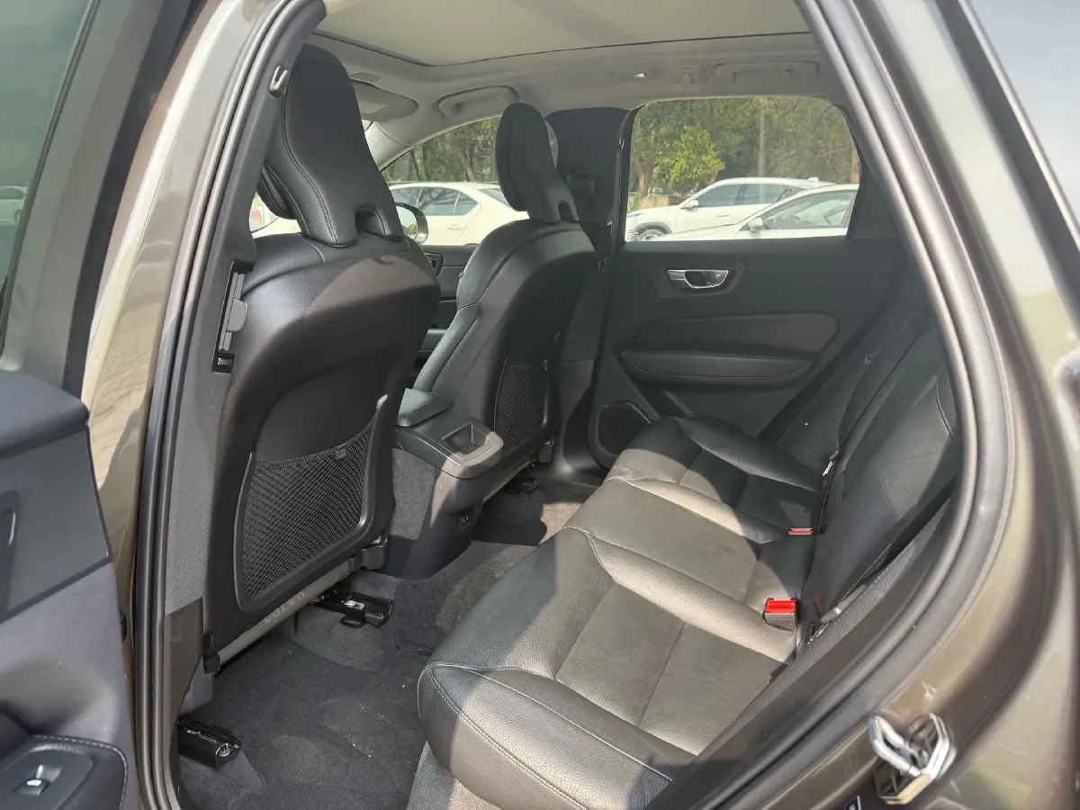 2022 Volvo XC60 2.0T 250HP L4 8AT,autocango,china used car exporter,china ev exporter,chinese used car exporter,chinese used ev exporter