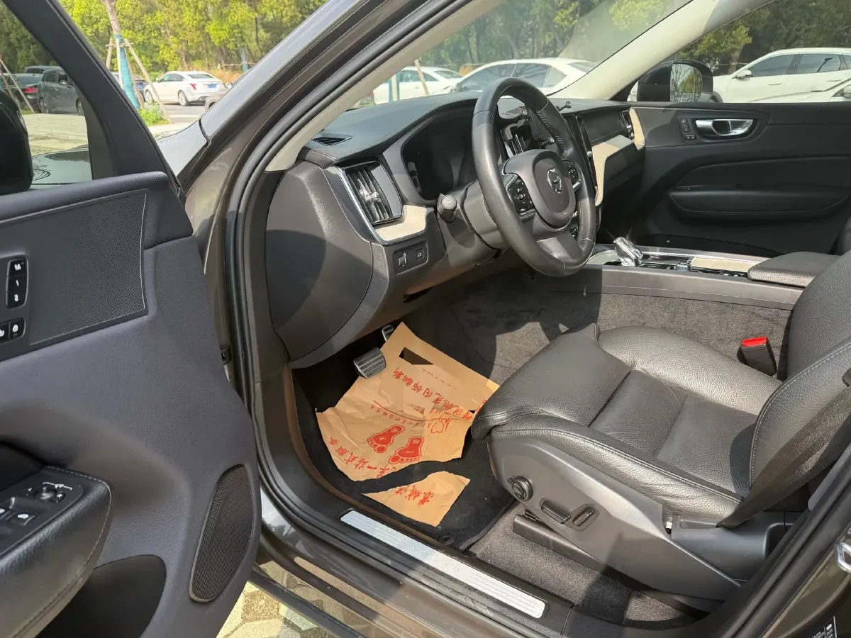 2022 Volvo XC60 2.0T 250HP L4 8AT,autocango,china used car exporter,china ev exporter,chinese used car exporter,chinese used ev exporter