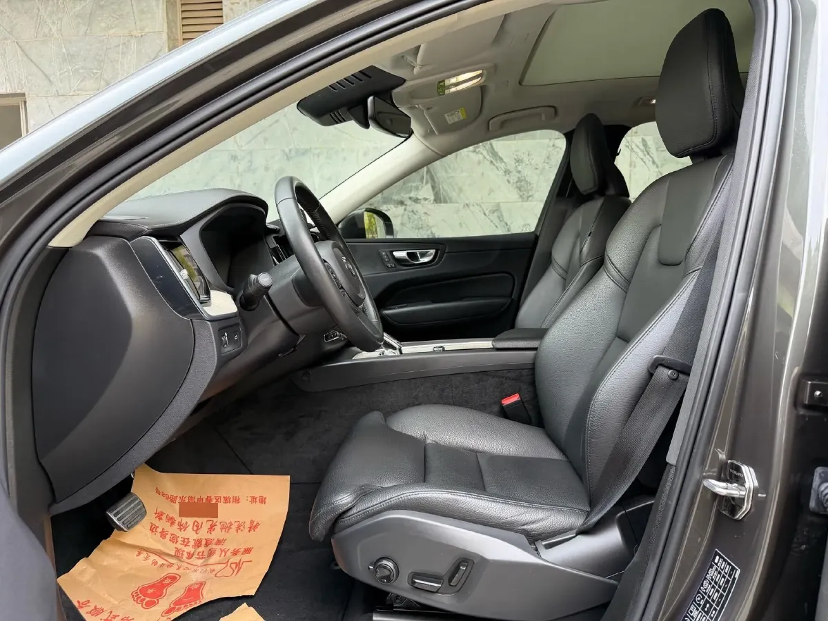 2022 Volvo XC60 2.0T 250HP L4 8AT,autocango,china used car exporter,china ev exporter,chinese used car exporter,chinese used ev exporter