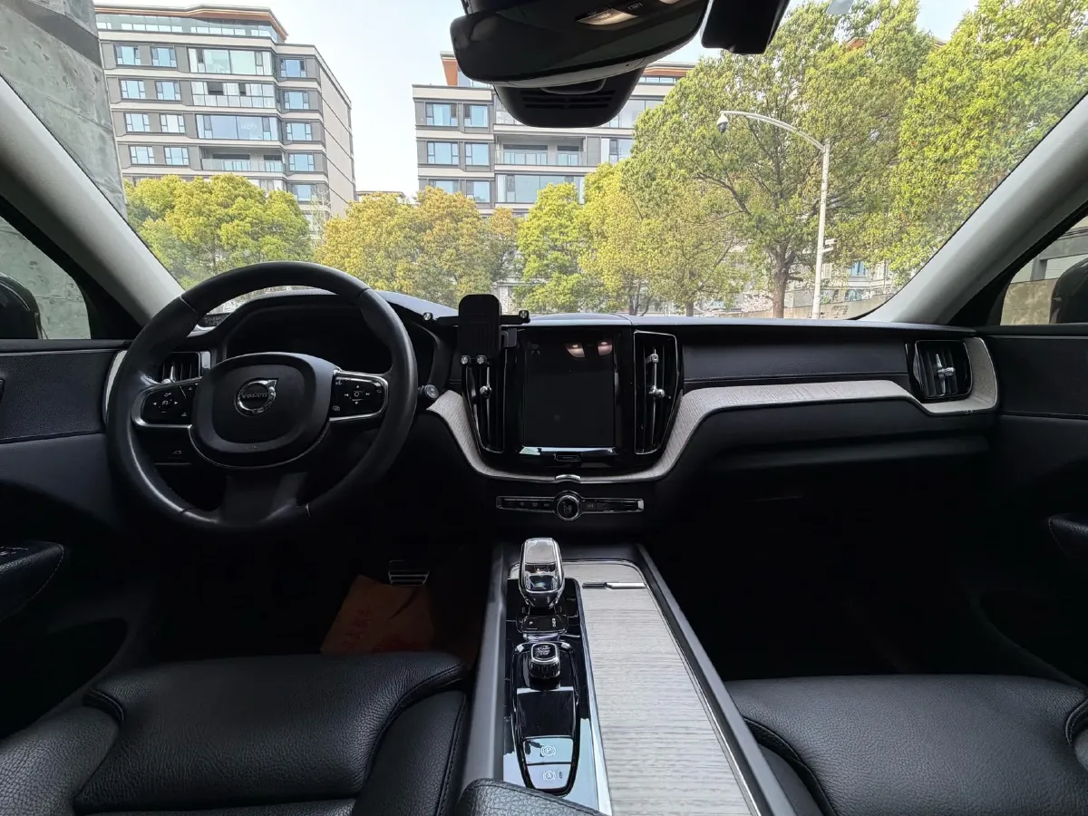 2022 Volvo XC60 2.0T 250HP L4 8AT,autocango,china used car exporter,china ev exporter,chinese used car exporter,chinese used ev exporter