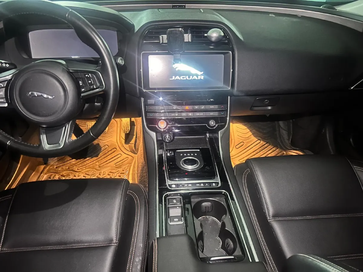 2018 Toyota Crown 2.0T 235HP L4 8AT,autocango,china used car exporter,china ev exporter,chinese used car exporter,chinese used ev exporter