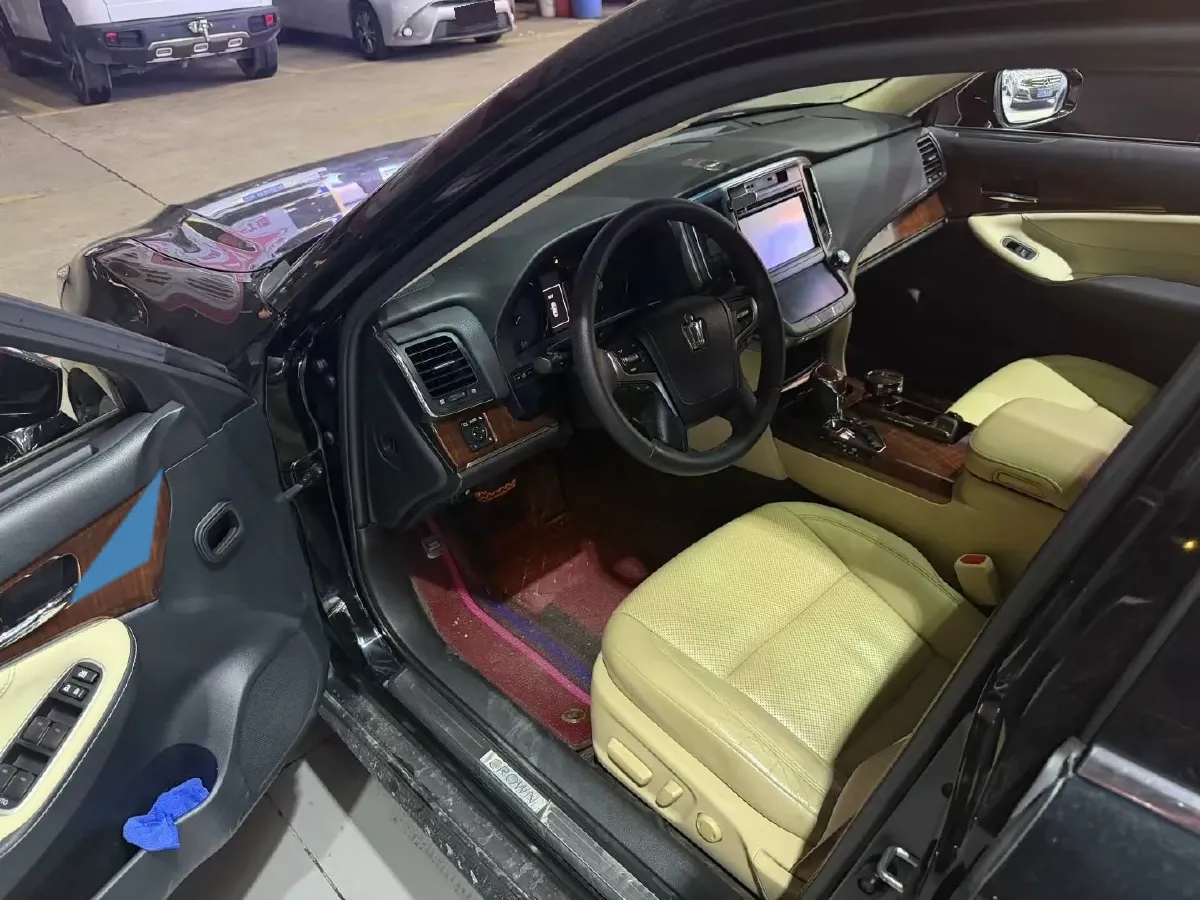 2015 Toyota Crown 2.0T 235HP L4 8AT,autocango,china used car exporter,china ev exporter,chinese used car exporter,chinese used ev exporter