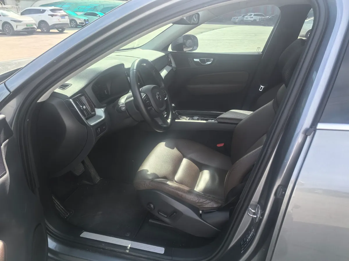 2020 Volvo XC60 2.0T 254HP L4 8AT,autocango,china used car exporter,china ev exporter,chinese used car exporter,chinese used ev exporter