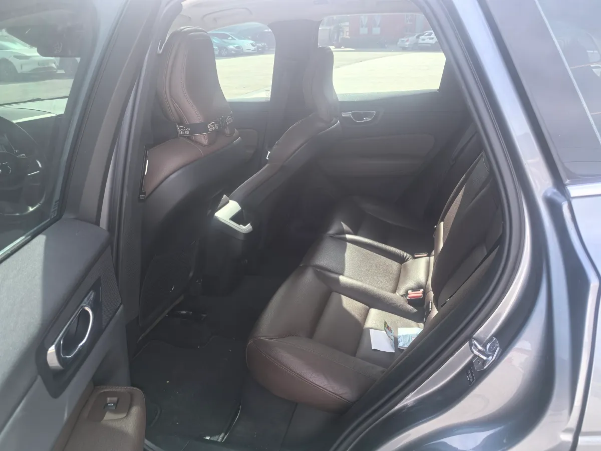 2020 Volvo XC60 2.0T 254HP L4 8AT,autocango,china used car exporter,china ev exporter,chinese used car exporter,chinese used ev exporter