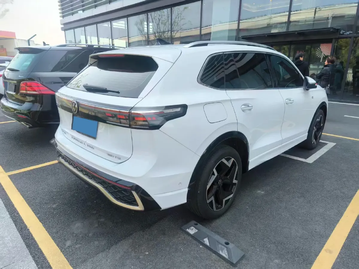 2025 Volkswagen Tiguan L 2.0T 220HP L4 7DCT,autocango,china used car exporter,china ev exporter,chinese used car exporter,chinese used ev exporter