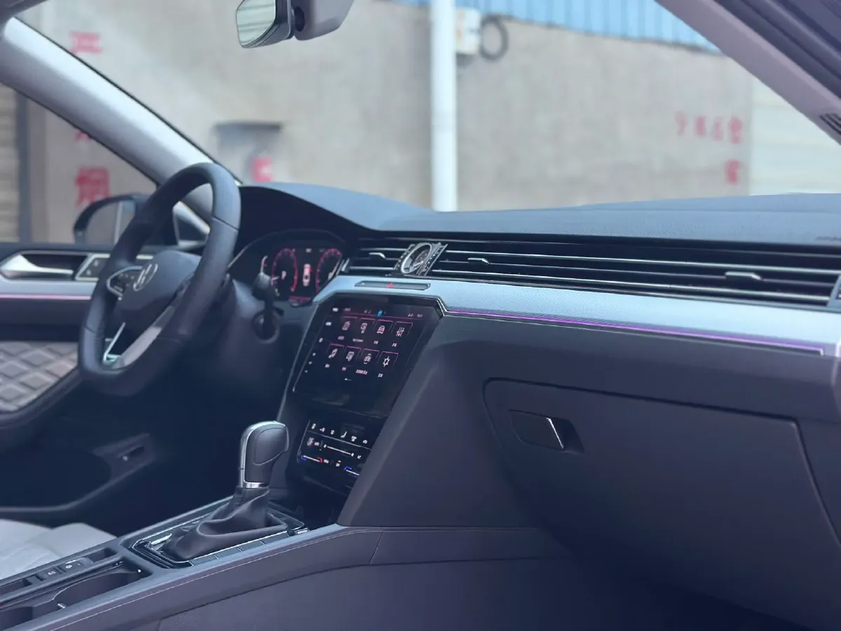 2025 Volkswagen Magotan 2.0T 186HP L4 7DCT,autocango,china used car exporter,china ev exporter,chinese used car exporter,chinese used ev exporter