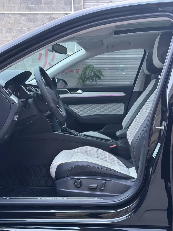 2025 Volkswagen Magotan 2.0T 186HP L4 7DCT,autocango,china used car exporter,china ev exporter,chinese used car exporter,chinese used ev exporter