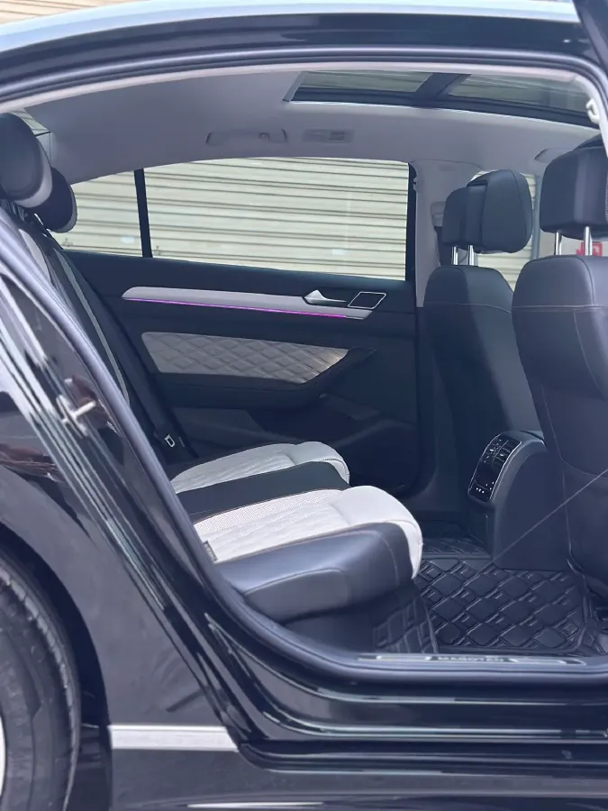 2025 Volkswagen Magotan 2.0T 186HP L4 7DCT,autocango,china used car exporter,china ev exporter,chinese used car exporter,chinese used ev exporter