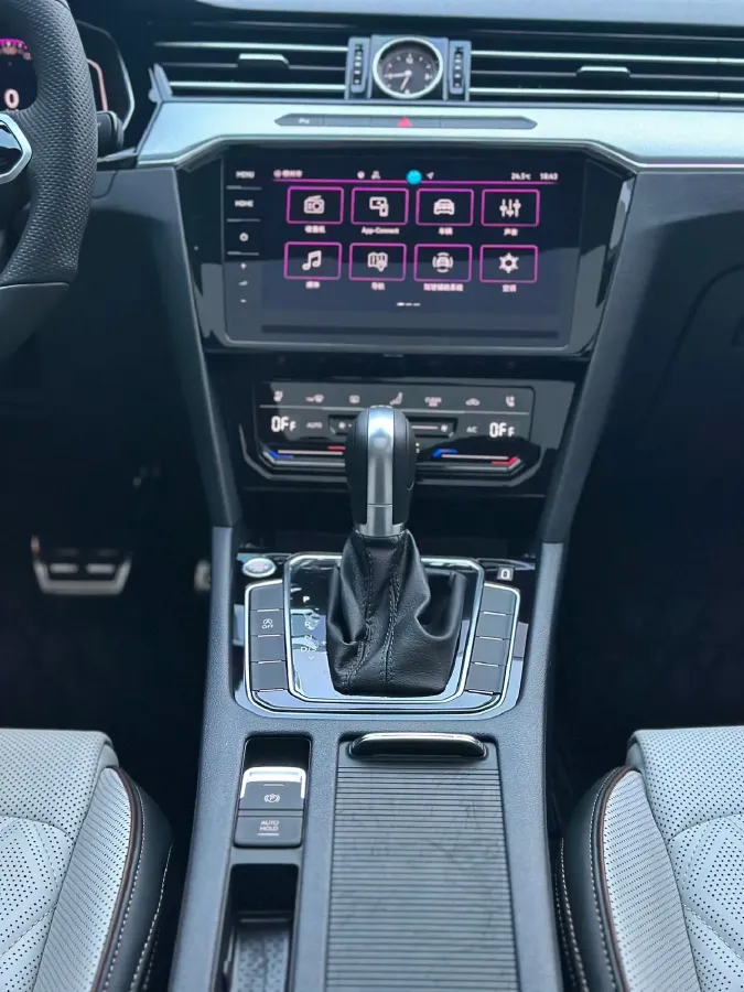 2025 Volkswagen Magotan 2.0T 186HP L4 7DCT,autocango,china used car exporter,china ev exporter,chinese used car exporter,chinese used ev exporter