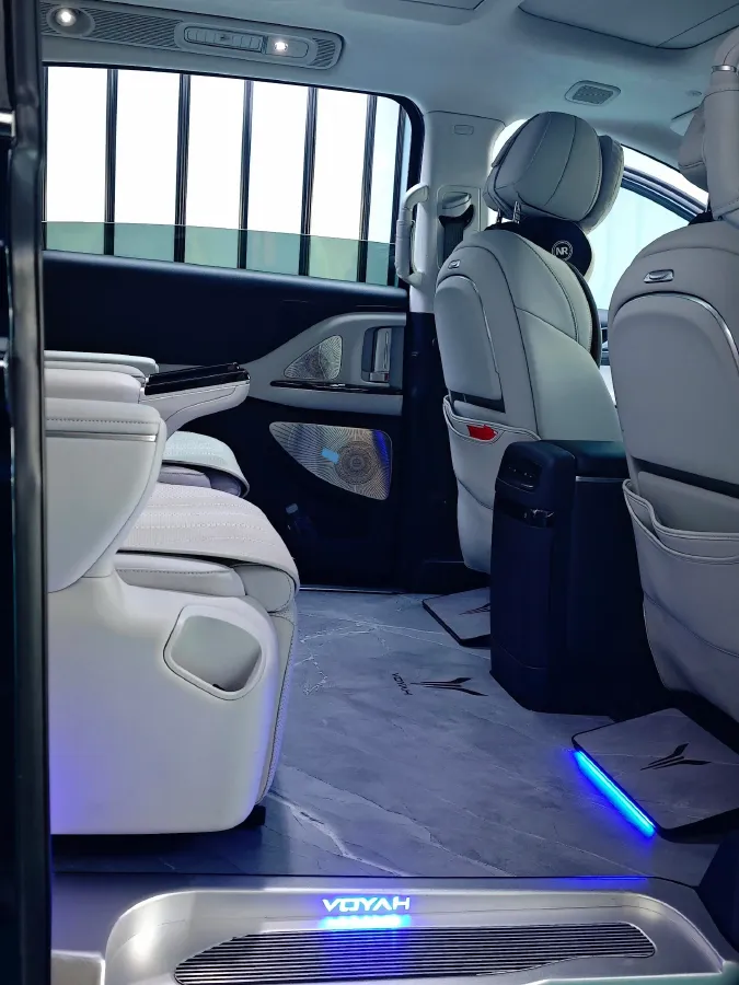 2025 Voyah Dream 1.5T 150HP L4 PHEV 41.7KWH,autocango,china used car exporter,china ev exporter,chinese used car exporter,chinese used ev exporter