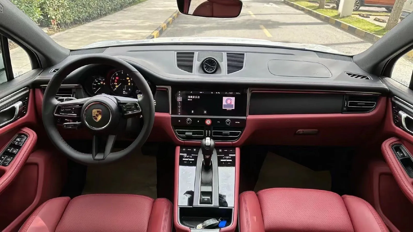 2022 Porsche Macan 2.0T 265HP L4 7DCT,autocango,china used car exporter,china ev exporter,chinese used car exporter,chinese used ev exporter