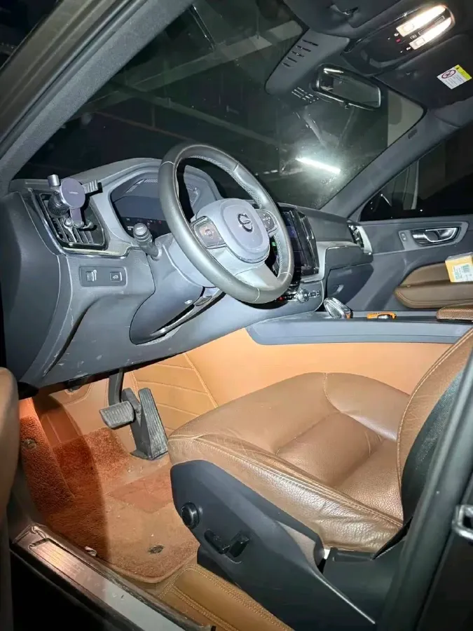 2022 Volvo XC60 2.0T 250HP L4 8AT,autocango,china used car exporter,china ev exporter,chinese used car exporter,chinese used ev exporter