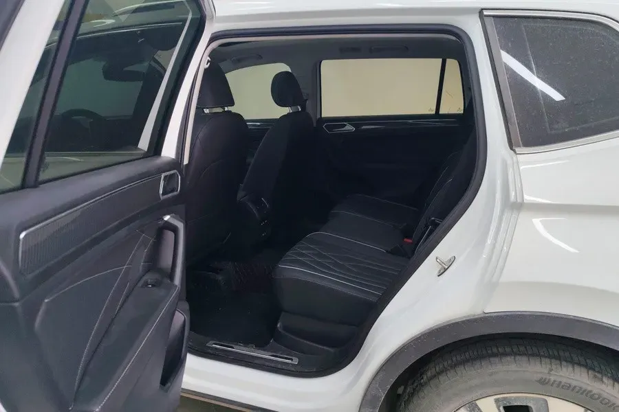 2023 Volkswagen Tiguan L 2.0T 186HP L4 7DCT,autocango,china used car exporter,china ev exporter,chinese used car exporter,chinese used ev exporter